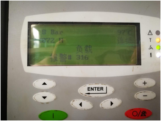 由于油品問(wèn)題導(dǎo)致油氣分離器壓差高,空壓機(jī)潤(rùn)滑油結(jié)膠,油濾堵塞,機(jī)器高溫報(bào)警(圖2) 由于油品問(wèn)題導(dǎo)致油氣分離器壓差高,空壓機(jī)潤(rùn)滑油結(jié)膠,油濾堵塞,機(jī)器高溫報(bào)警(圖2)